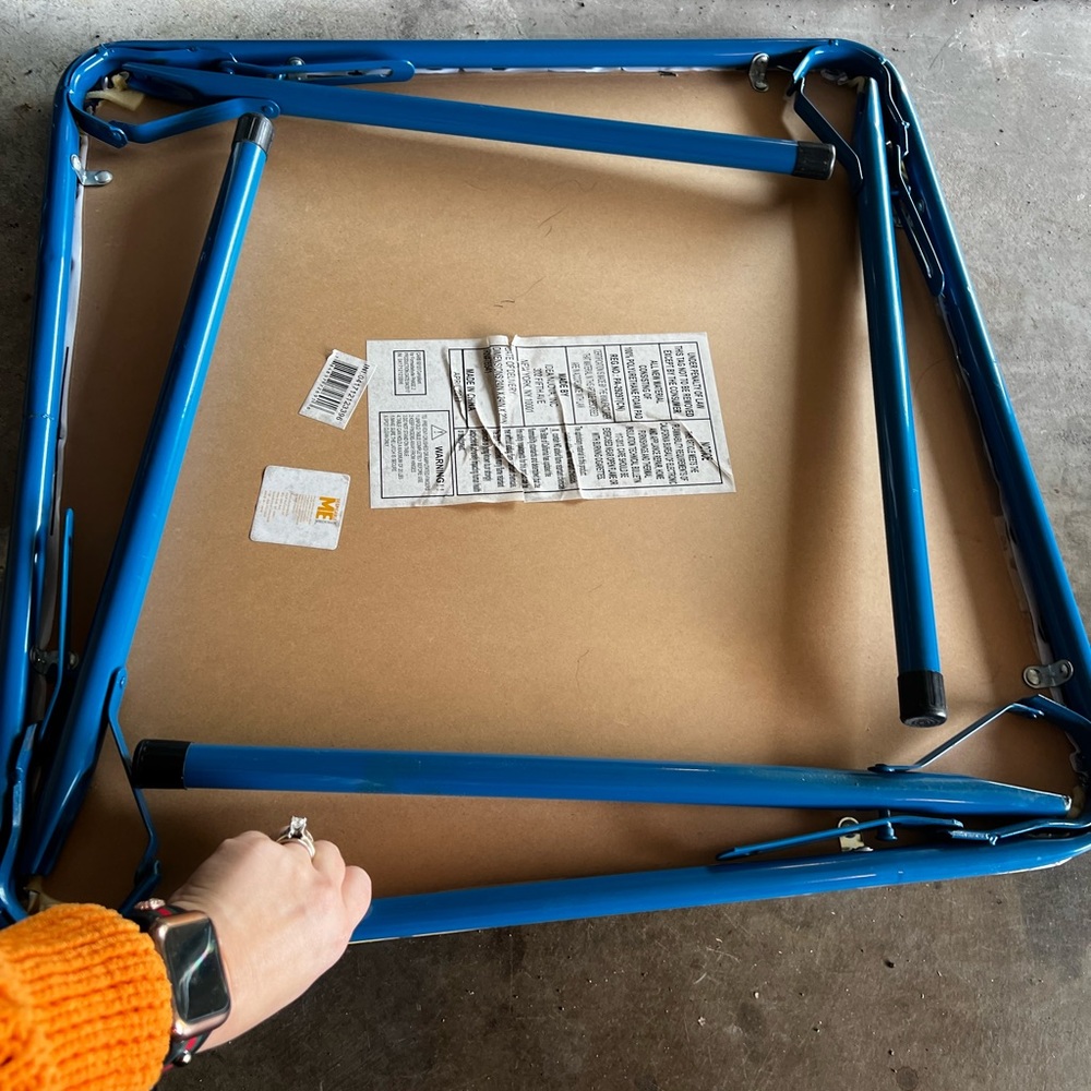 MINIONS PLAY TABLE AND CHAIRS SET - Picture 2 of 3